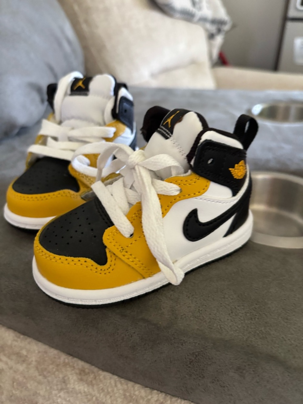 Nike- jordan 1 mid